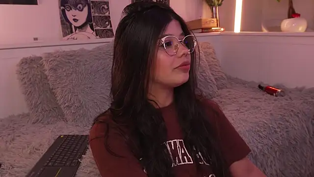 sophieee art online show from March 25, 2026, 3:50 am