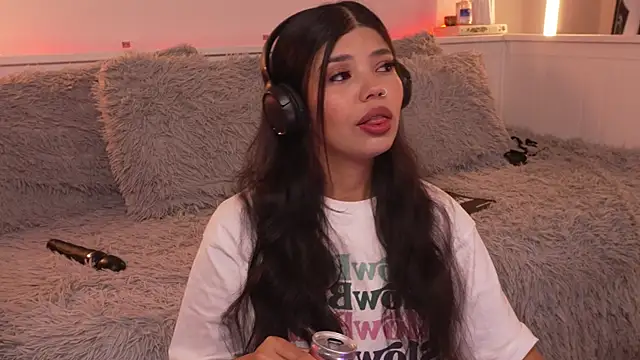 sophieee art online show from January 12, 2026, 4:41 am