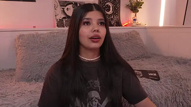 Snapshot of sophieee_art chatting on November 25, 2025, 8:31 pm sophieee art online show from November 25, 2025, 8:31 pm