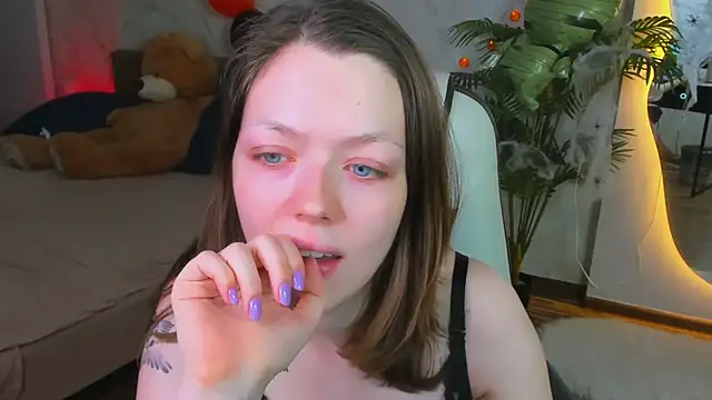 Lunar Lily online show from November 2, 2025, 5:45 am