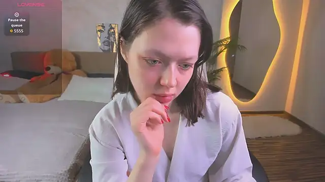 Lunar Lily online show from March 26, 2026, 5:39 am