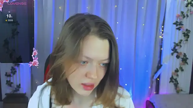 Lunar Lily online show from October 10, 2025, 5:41 am