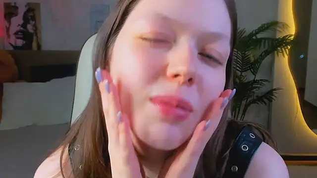 Lunar Lily online show from April 18, 2026, 5:32 am