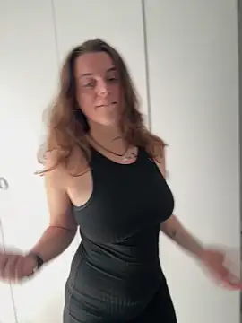 TenderLaGlamor online show from October 15, 2025, 10:23 am