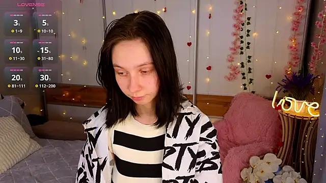 Snapshot of SuzanneHowse chatting on March 14, 2026, 4:46 pm SuzanneHowse online show from March 14, 2026, 4:46 pm