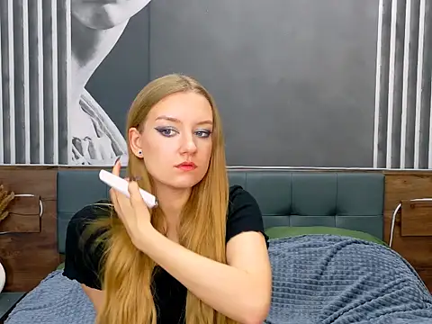 Snapshot of DarcyWilsy chatting on November 12, 2025, 4:44 pm DarcyWilsy online show from November 12, 2025, 4:44 pm