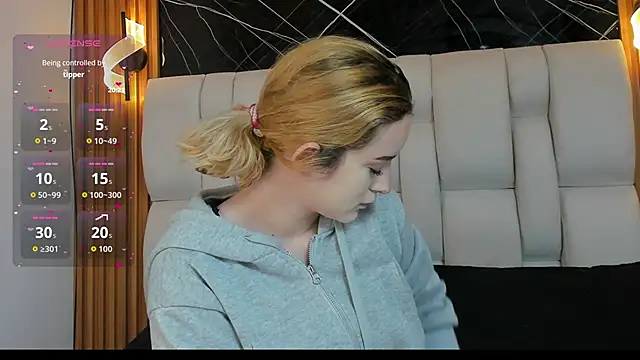 Snapshot of kristal_joi_dl chatting on November 9, 2025, 1:37 pm kristal joi dl online show from November 9, 2025, 1:37 pm