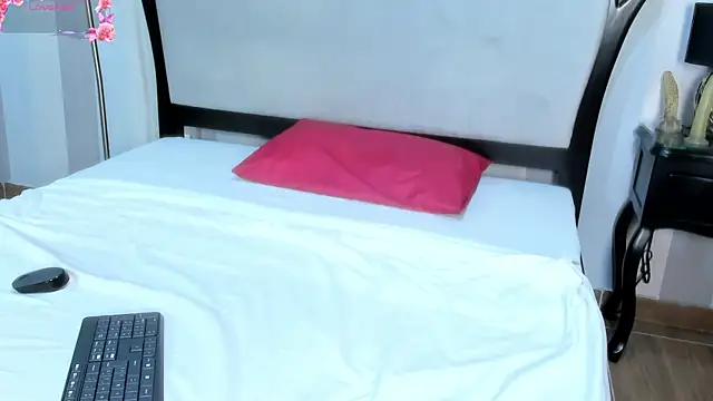 Snapshot of MiaAmore_ chatting on October 17, 2025, 8:10 pm MiaAmore online show from October 17, 2025, 8:10 pm