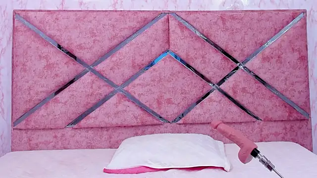 Snapshot of HOT_EMIILY_ chatting on October 3, 2025, 11:34 am HOT EMIILY online show from October 3, 2025, 11:34 am