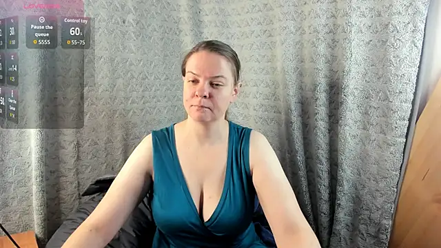 Snapshot of MiaLores chatting on November 12, 2025, 9:02 am MiaLores online show from November 12, 2025, 9:02 am