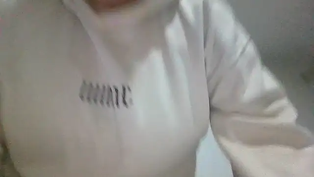 Snapshot of Hailey_Curvy chatting on October 18, 2025, 4:47 am Hailey Curvy online show from October 18, 2025, 4:47 am