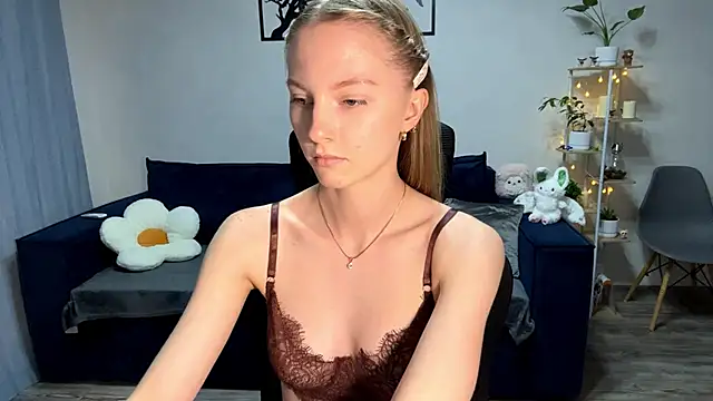 Snapshot of BrightAnnie chatting on October 5, 2025, 3:03 pm BrightAnnie online show from October 5, 2025, 3:03 pm