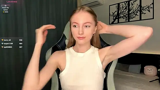 Snapshot of BrightAnnie chatting on November 23, 2025, 4:06 pm BrightAnnie online show from November 23, 2025, 4:06 pm