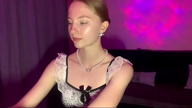 Snapshot of BrightAnnie chatting on September 9, 2025, 6:39 pm BrightAnnie online show from September 9, 2025, 6:39 pm