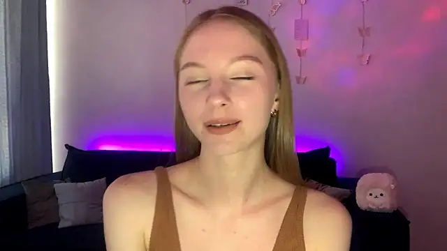 Snapshot of BrightAnnie chatting on September 14, 2025, 1:00 pm BrightAnnie online show from September 14, 2025, 1:00 pm