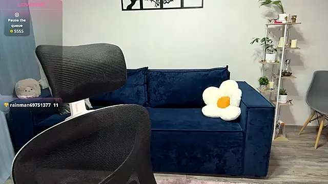 Snapshot of BrightAnnie chatting on October 17, 2025, 6:53 pm BrightAnnie online show from October 17, 2025, 6:53 pm