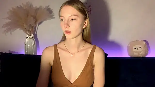 Snapshot of BrightAnnie chatting on September 25, 2025, 3:29 pm BrightAnnie online show from September 25, 2025, 3:29 pm