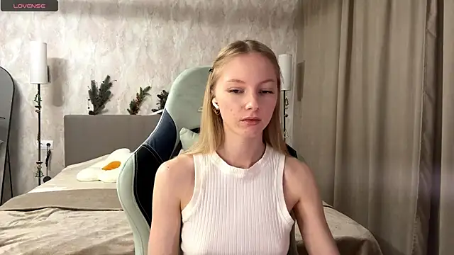 Snapshot of BrightAnnie chatting on December 17, 2025, 2:11 pm BrightAnnie online show from December 17, 2025, 2:11 pm