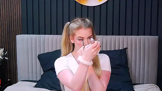 Snapshot of MilanaCeleste chatting on December 4, 2025, 5:23 pm MilanaCeleste online show from December 4, 2025, 5:23 pm