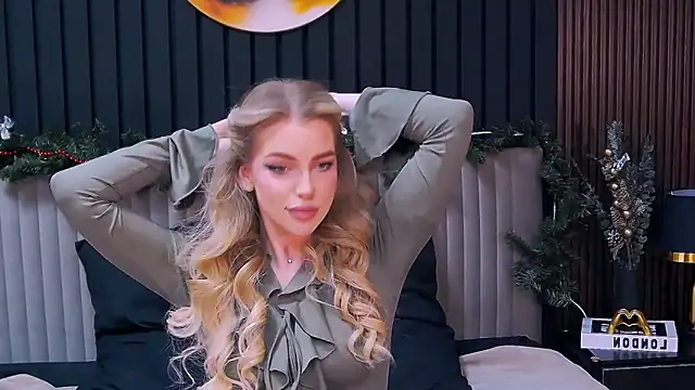 Snapshot of MilanaCeleste chatting on December 22, 2025, 9:48 pm MilanaCeleste online show from December 22, 2025, 9:48 pm