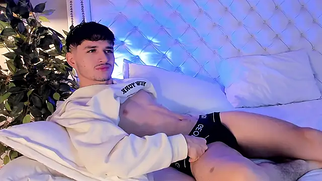 Snapshot of LiamMuller chatting on November 21, 2025, 12:04 pm LiamMuller online show from November 21, 2025, 12:04 pm