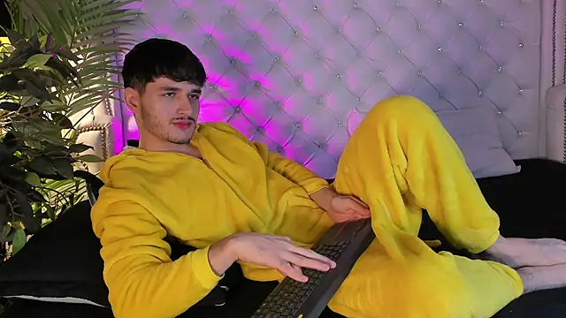 Snapshot of LiamMuller chatting on December 3, 2025, 12:26 pm LiamMuller online show from December 3, 2025, 12:26 pm