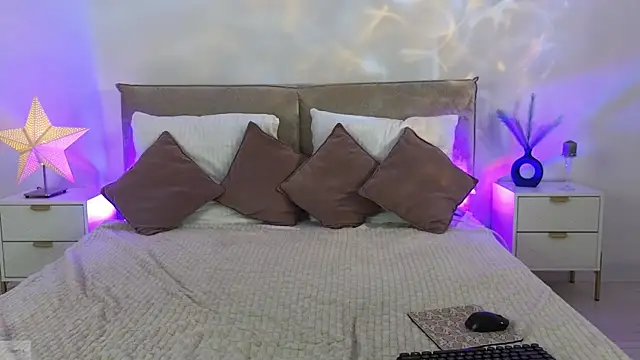 Snapshot of Jules_night chatting on December 4, 2025, 9:14 pm Jules night online show from December 4, 2025, 9:14 pm