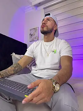 Snapshot of Thiago_Hill chatting on February 14, 2026, 8:42 pm Thiago Hill online show from February 14, 2026, 8:42 pm