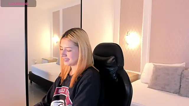 daniand  online show from November 11, 2025, 2:06 am