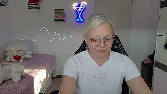 Linsy Kim online show from April 19, 2026, 4:41 pm