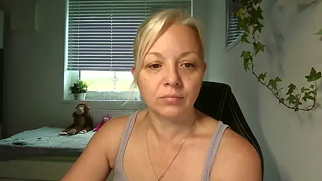 Snapshot of Linsy_Kim chatting on November 9, 2025, 7:01 am Linsy Kim online show from November 9, 2025, 7:01 am