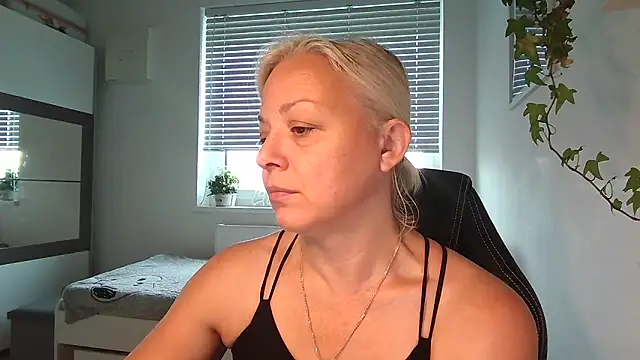 Snapshot of Linsy_Kim chatting on November 5, 2025, 6:27 am Linsy Kim online show from November 5, 2025, 6:27 am