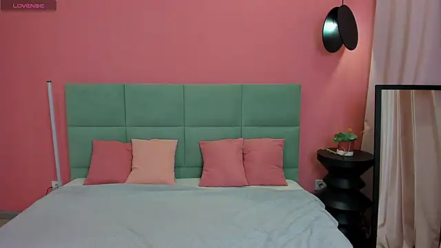 Jennifer Munoz online show from November 5, 2025, 1:31 am