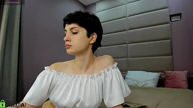 Adeline Perle online show from November 10, 2025, 1:21 am