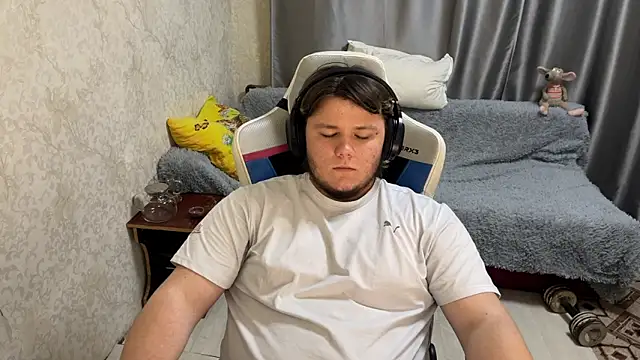 Snapshot of desiredude9 chatting on September 23, 2025, 6:37 pm desiredude9 online show from September 23, 2025, 6:37 pm