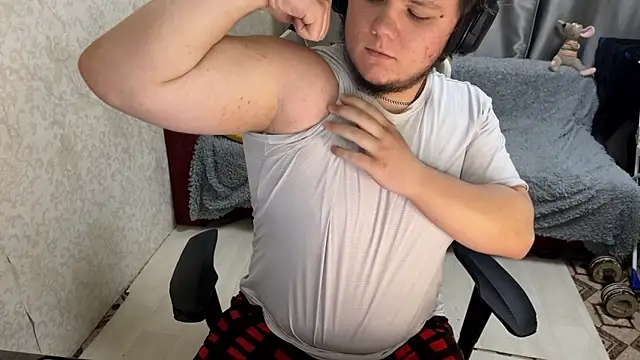 Snapshot of desiredude9 chatting on September 27, 2025, 3:29 pm desiredude9 online show from September 27, 2025, 3:29 pm