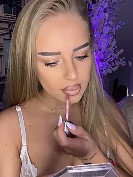 AubrieleRouj1 online show from April 17, 2026, 5:27 pm