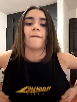 Snapshot of Ariovalle chatting on November 14, 2025, 7:45 am Ariovalle online show from November 14, 2025, 7:45 am