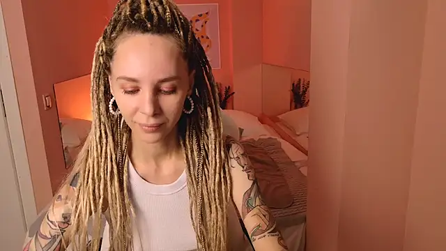 MiaGraham1 online show from November 6, 2025, 8:24 pm