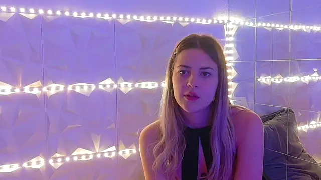 Aishha  online show from November 11, 2025, 6:08 am