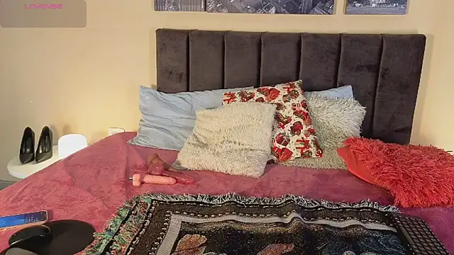 HelenaCole- online show from February 8, 2026, 2:04 pm