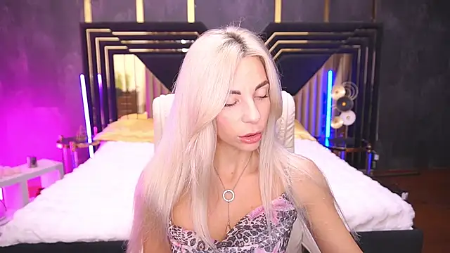 Snapshot of BellaRayyy chatting on November 5, 2025, 8:56 pm BellaRayyy online show from November 5, 2025, 8:56 pm