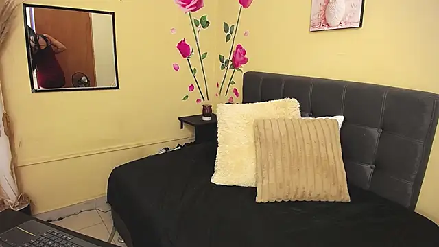 BrendaRojas  online show from April 15, 2026, 7:18 pm