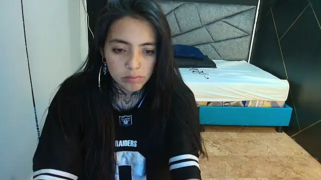 Snapshot of LiaMonroee_ chatting on November 19, 2025, 11:43 am LiaMonroee online show from November 19, 2025, 11:43 am