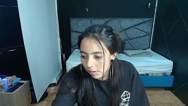 Snapshot of LiaMonroee_ chatting on November 14, 2025, 11:47 am LiaMonroee online show from November 14, 2025, 11:47 am