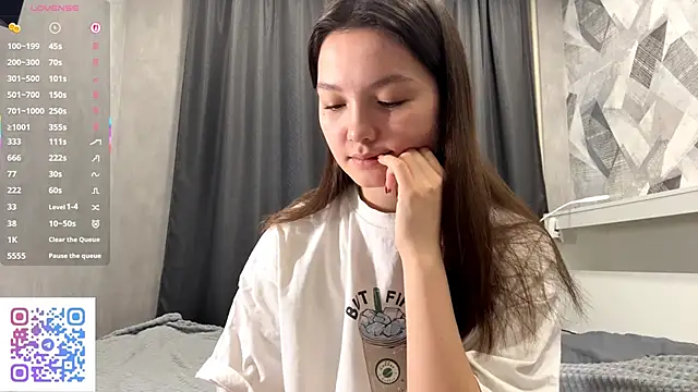 Snapshot of KiraVelvet chatting on November 16, 2025, 12:43 pm KiraVelvet online show from November 16, 2025, 12:43 pm