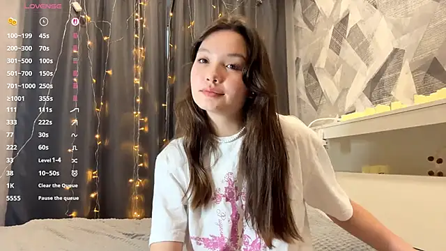 Snapshot of KiraVelvet chatting on December 2, 2025, 9:44 am KiraVelvet online show from December 2, 2025, 9:44 am