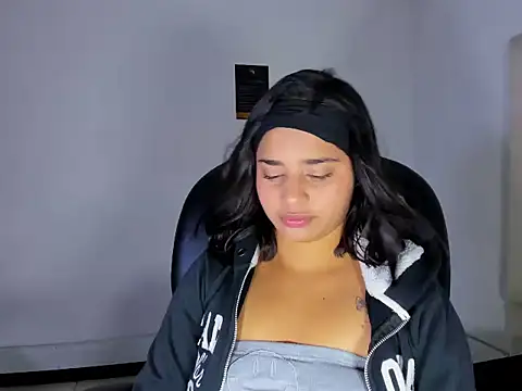 ScarletDoll online show from November 17, 2025, 4:05 am