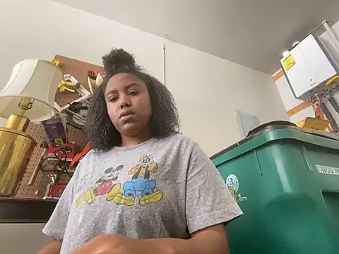 Snapshot of princesslivv chatting on April 7, 2026, 5:15 pm princesslivv online show from April 7, 2026, 5:15 pm