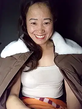 Snapshot of Fienjr chatting on December 3, 2025, 8:19 pm Fienjr online show from December 3, 2025, 8:19 pm